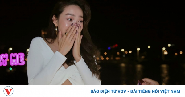 Minh Hằng bật khóc khi bạn trai doanh nhân quỳ gối, rap và trao nhẫn cầu hôn