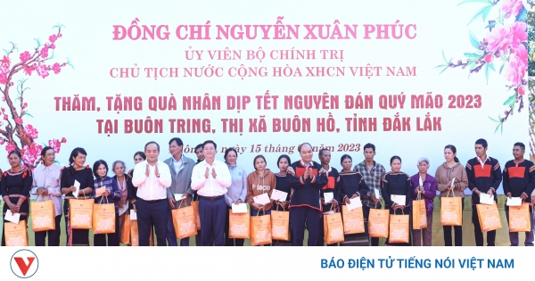 Chủ tịch nước tặng quà các hoàn cảnh khó khăn Thị xã Buôn Hồ, tỉnh Đắk Lắk