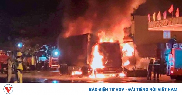 Clip: Ô tô tải và xe container cháy dữ dội sau tiếng nổ lớn trước cây xăng
