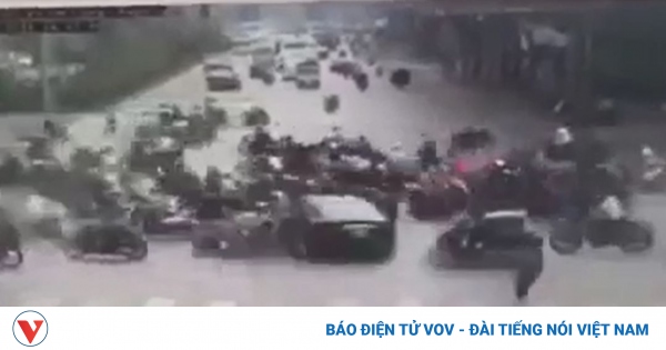Clip khoảnh khắc ô tô gây tai nạn liên hoàn ở Hà Nội