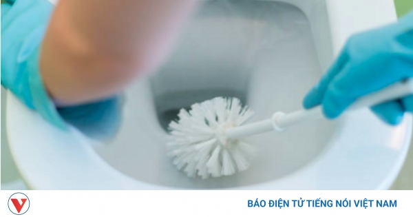 Có nên tận dụng nước xà phòng giặt quần áo để cọ bồn cầu?